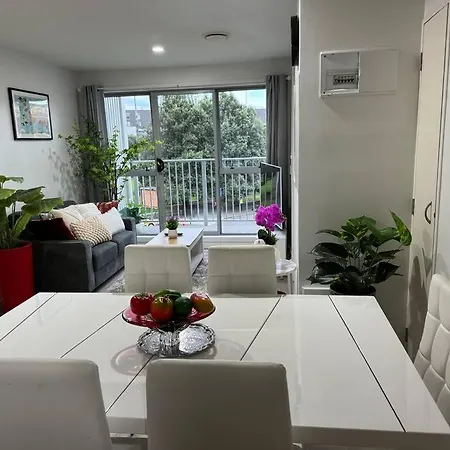 Immaculate 3 Bd 2 Bth Apartment Free Carpark & Pool